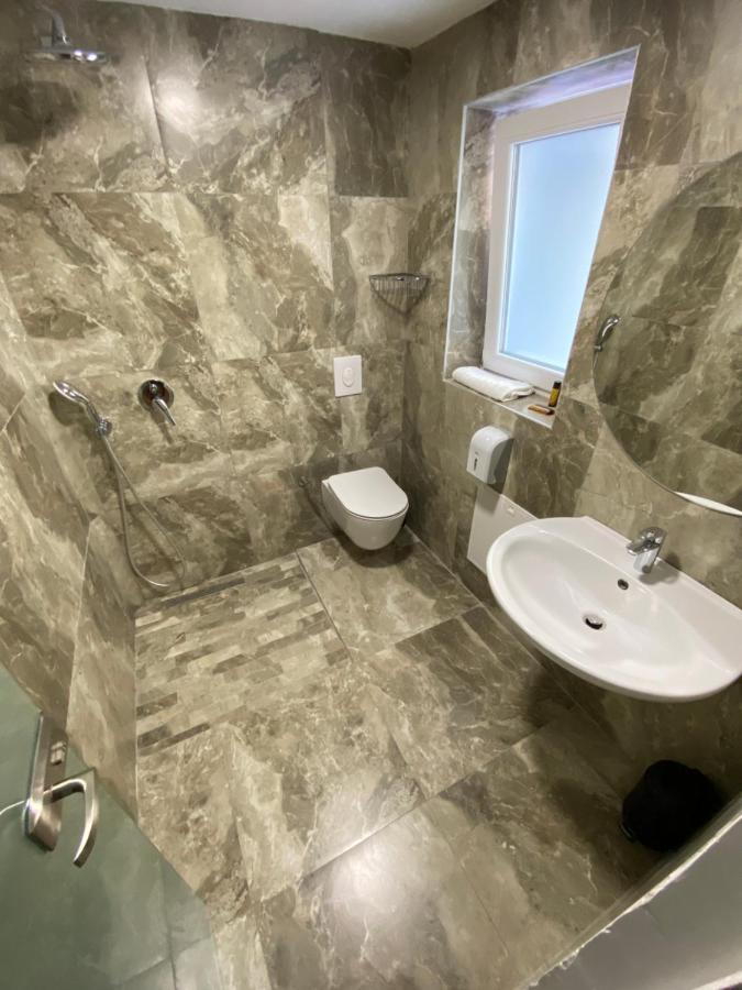 Venis Hotel Тирана Екстериор снимка